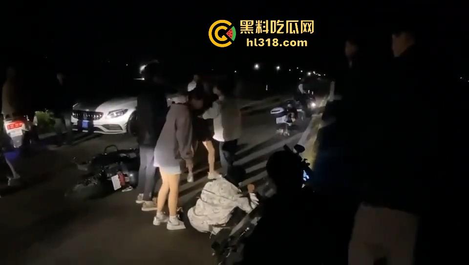 开个奔驰现在都这么牛批的吗？粤T精神小伙单挑鬼火少年，以为有大战，结果都是一群怂逼！-6