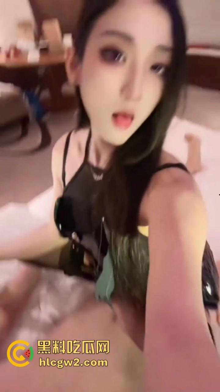 上海极品TS【潘雨辰】高挑火辣身材 绝美容颜加精湛口技 纤细美腿撩人骚动 比女人还会叫！慎入！-9