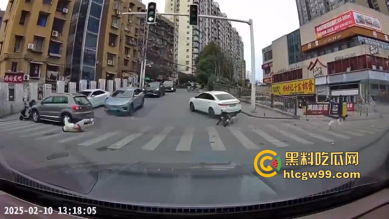 湖南长沙桂花公园地铁站一辆汽车突然闯红灯冲撞行人，人直接躺在地上不动了 头破血流，不会又是报复社会吧！-4