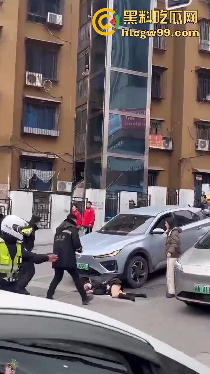 湖南长沙桂花公园地铁站一辆汽车突然闯红灯冲撞行人，人直接躺在地上不动了 头破血流，不会又是报复社会吧！-8