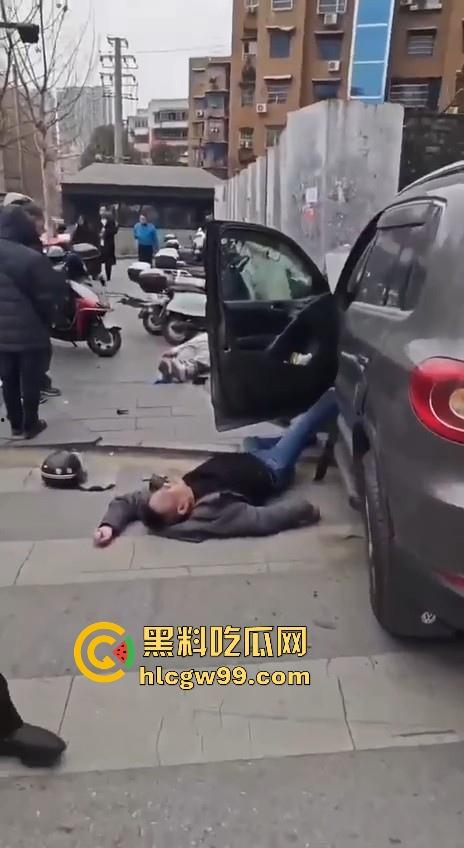 湖南长沙桂花公园地铁站一辆汽车突然闯红灯冲撞行人，人直接躺在地上不动了 头破血流，不会又是报复社会吧！-13
