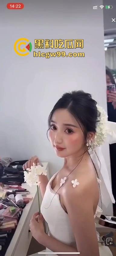 直播新赛道！新娘化妆走光,极品小姐姐奶头完全展现，流量密码被你拿捏的死死的-1