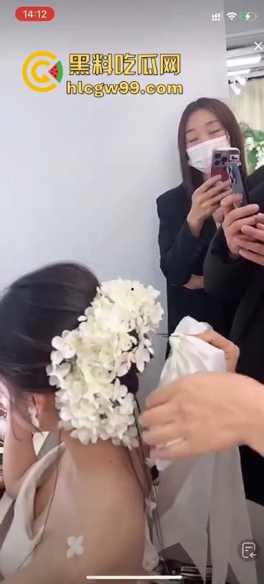 直播新赛道！新娘化妆走光,极品小姐姐奶头完全展现，流量密码被你拿捏的死死的-4