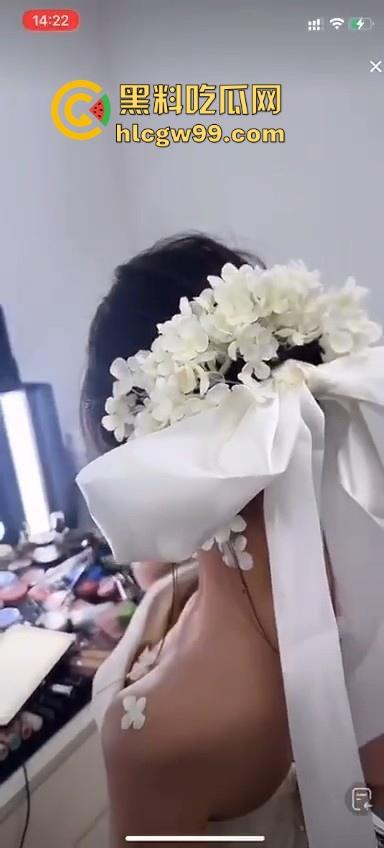 直播新赛道！新娘化妆走光,极品小姐姐奶头完全展现，流量密码被你拿捏的死死的-11