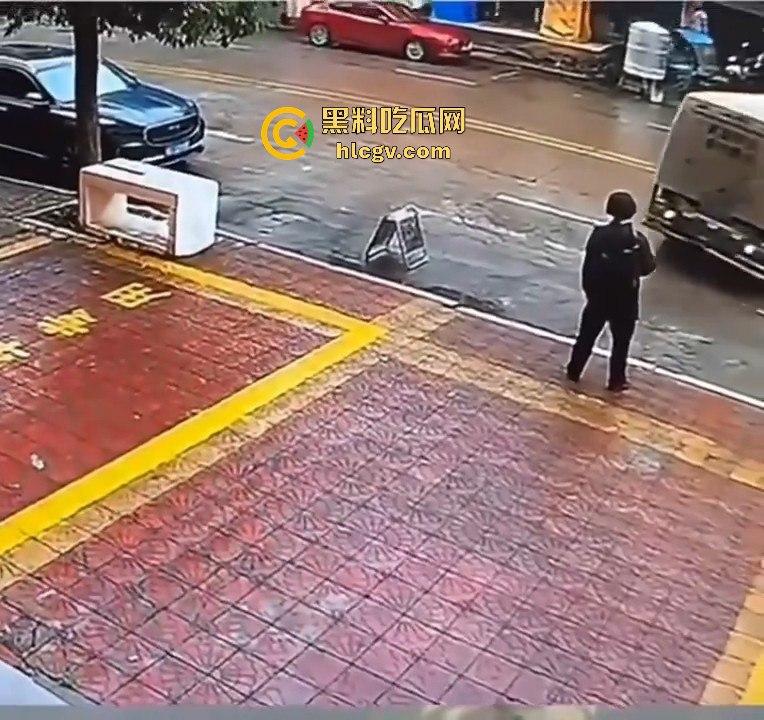 运钞车倒车时竟把自己人压到车底，万幸无大碍！-4