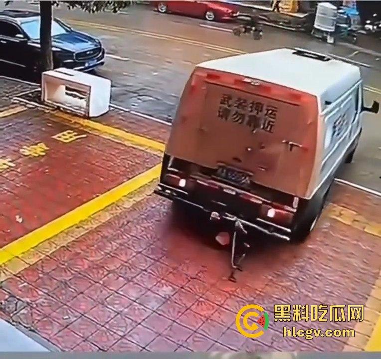 运钞车倒车时竟把自己人压到车底，万幸无大碍！-5