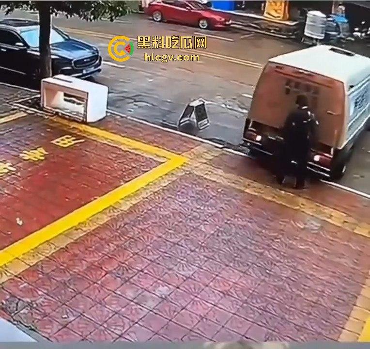 运钞车倒车时竟把自己人压到车底，万幸无大碍！-6