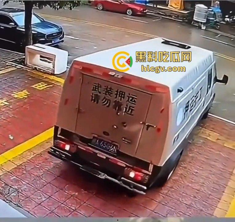 运钞车倒车时竟把自己人压到车底，万幸无大碍！-7