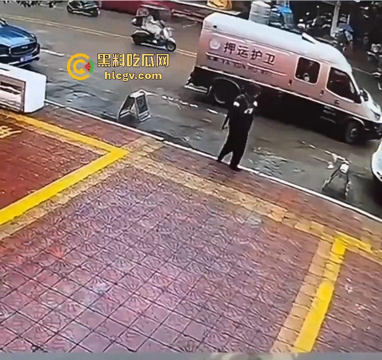 运钞车倒车时竟把自己人压到车底，万幸无大碍！-11