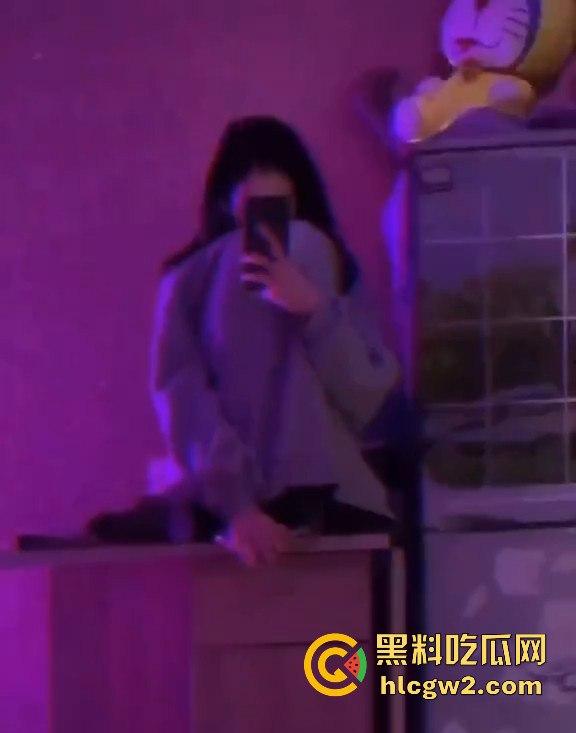 邂逅广西披萨店巨乳正妹【赵雪菲】！大到爆炸的罩杯 这样的身材还卖披萨？不如直接吃了她这个小夹子！-4