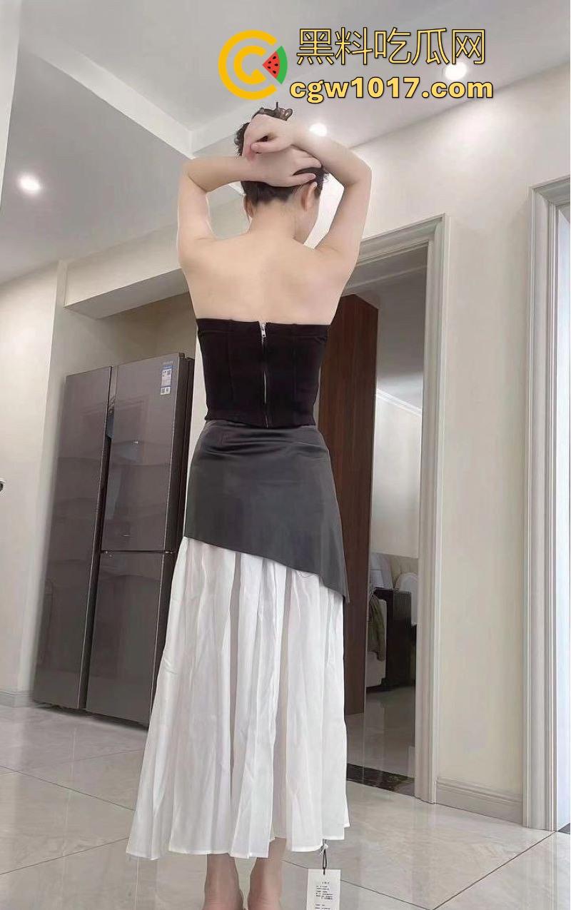 慰问空虚嫂子，跟其刺激做爱，边操逼边跟闺蜜通电话，捂嘴控制呻吟声，高潮了也不敢喊出来！-4