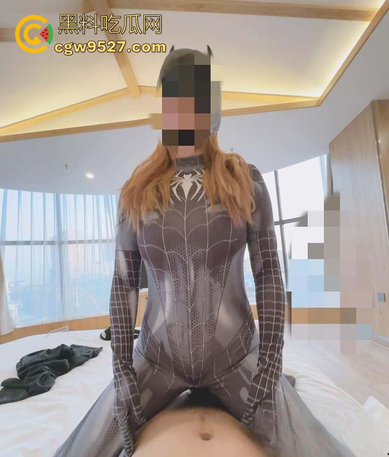 酒店开发穿蜘蛛侠情趣装的妹妹，母狗自动骑乘，浓精颜射口爆爽翻天，不用脱要的就是蜘蛛侠！-7