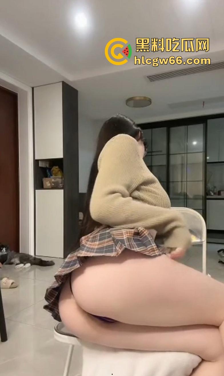 江苏盐城眼镜妹前女友『许多多』大腿夹跳蛋自拍后入，骚逼浪得像被电过，早起的人儿有逼看！-9