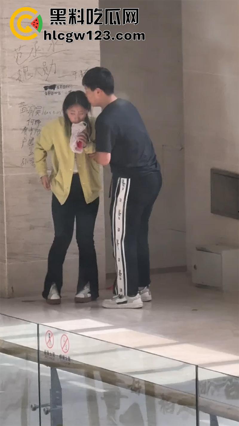 偷拍商场学生吃奶，俩人来自隔壁自习室，休息期间饿了想吃奶，直接扒开女友衣服跪地吸奶！-1