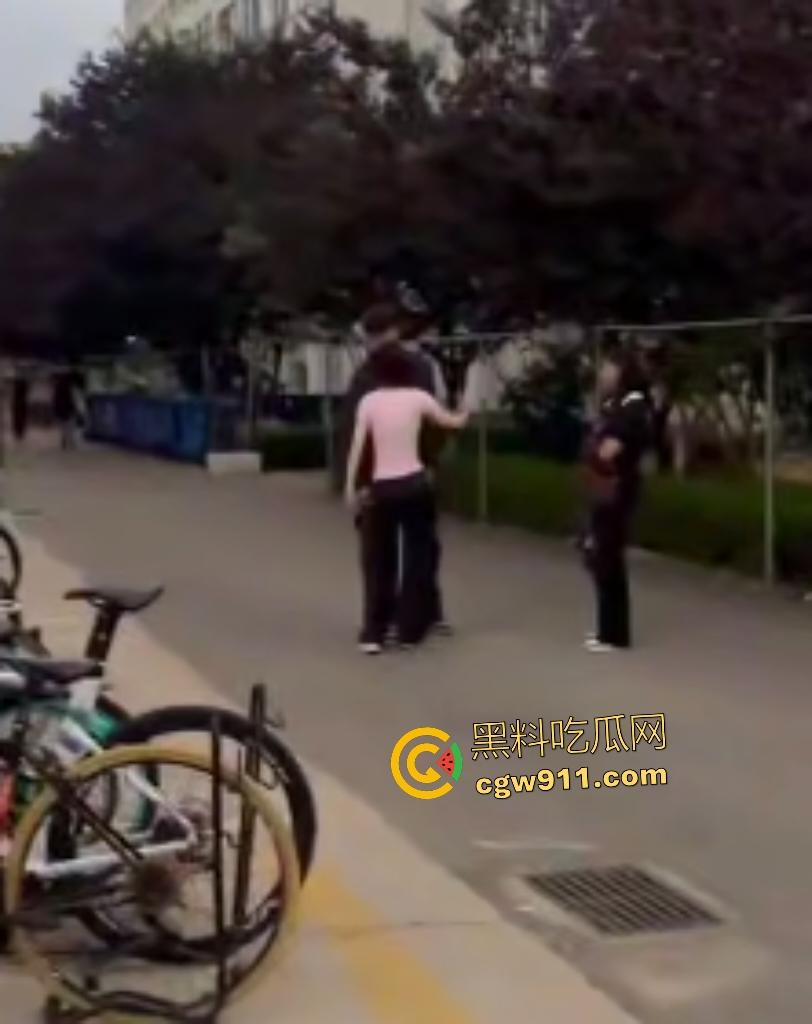 安徽新华学院渣男脚踏两条船，惨遭原配小三联手暴打！谁知渣男还反打女人，围观群众怒吼“渣男去死”！-3