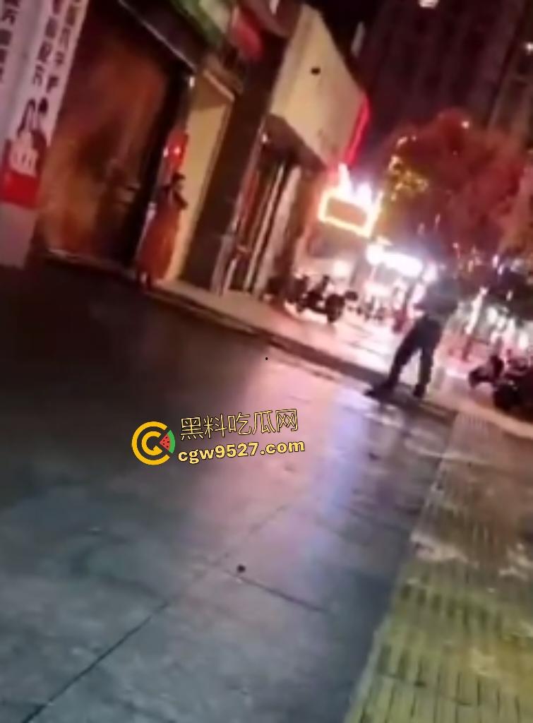 福建三明扬祖大药房老板娘偷情，被老公当场抓到，情夫躲药店不敢出来，路人看这女人这么老以为是他妈！-8