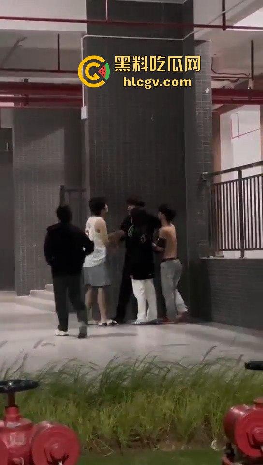 小仙女脚踏两条船惹怒男主，带小三校园漫步被逮个正着！原配男主怒揍一顿，小三还被安慰，真是个母0无疑！-7