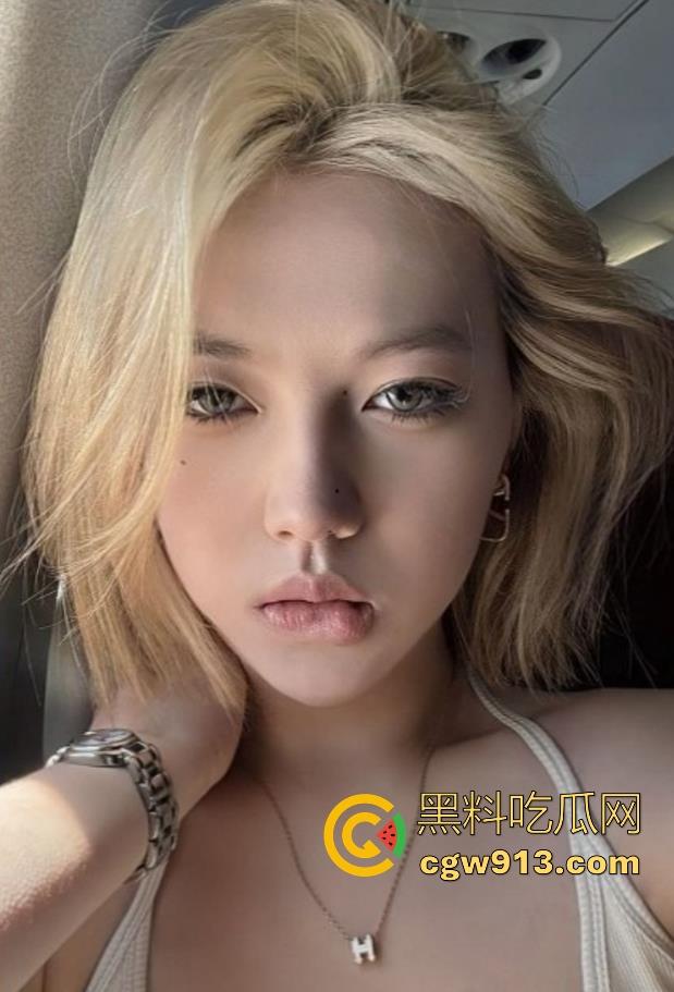 上海大学清纯女神【刘薇薇】被金主在酒店狂干视频曝光，性感黑丝蜜桃翘臀，无套后入猛插，翘臀被拍打的通红！-6