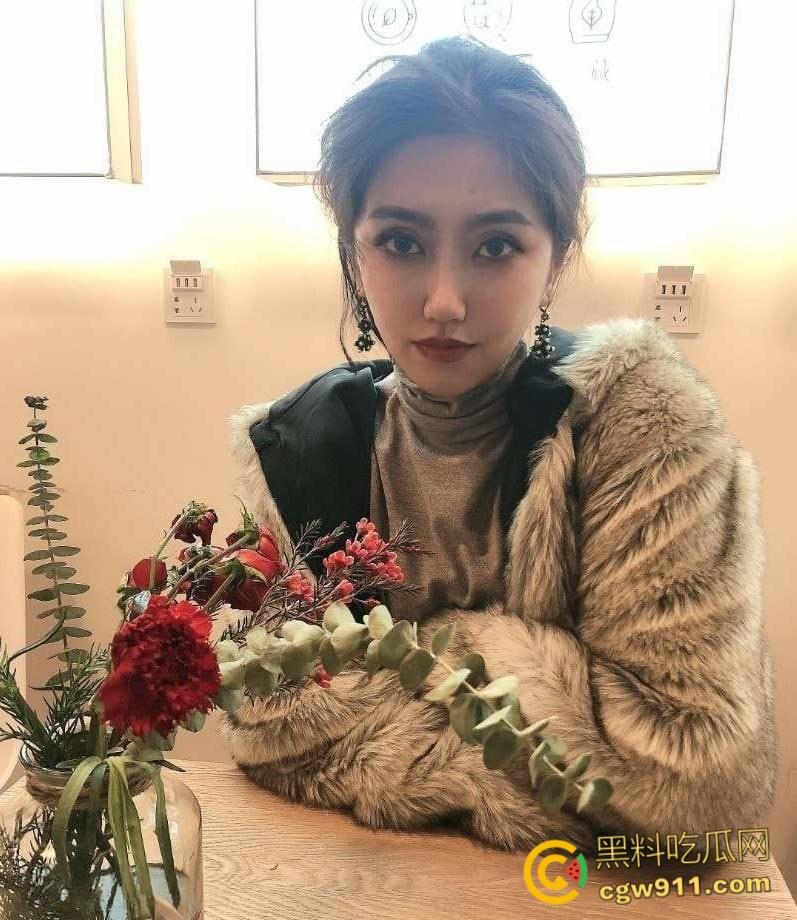 武汉大学反差校花【杨帆】，被学校光头教授重金包养，一晚无套连打4炮，蒙着眼睛口交，黑丝翘臀被疯狂爆肏！-8