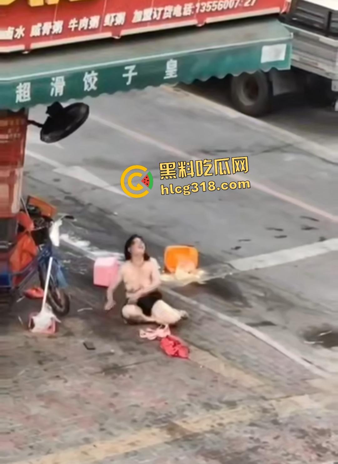 熟女被光头佬老板小鲜肉抛弃街头裸奔，精神崩溃露逼狂奔还给秃头打广告！-4