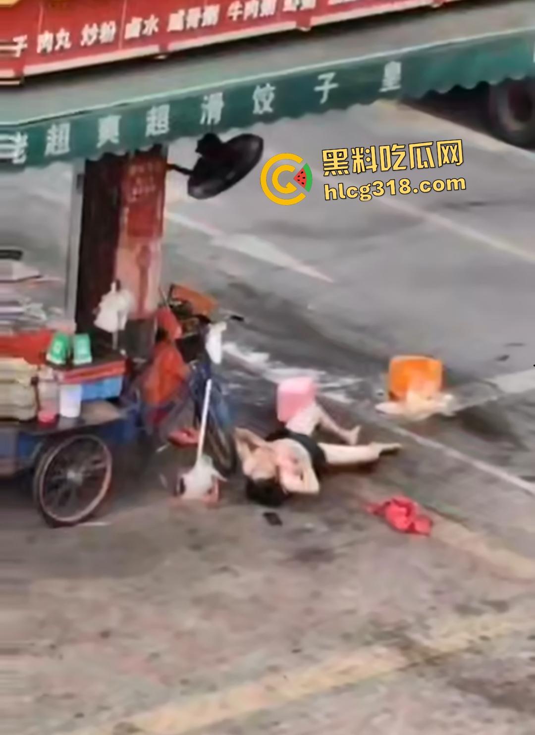 熟女被光头佬老板小鲜肉抛弃街头裸奔，精神崩溃露逼狂奔还给秃头打广告！-5