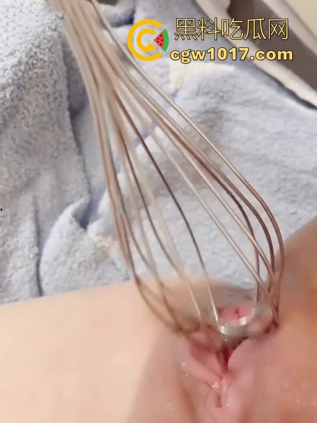 老肥逼挑战打蛋器自慰，从来没见过的创意！现在都往厨房用具上下功夫了，淫水泡沫都打出来了，这逼真是啥都塞过啊！-3