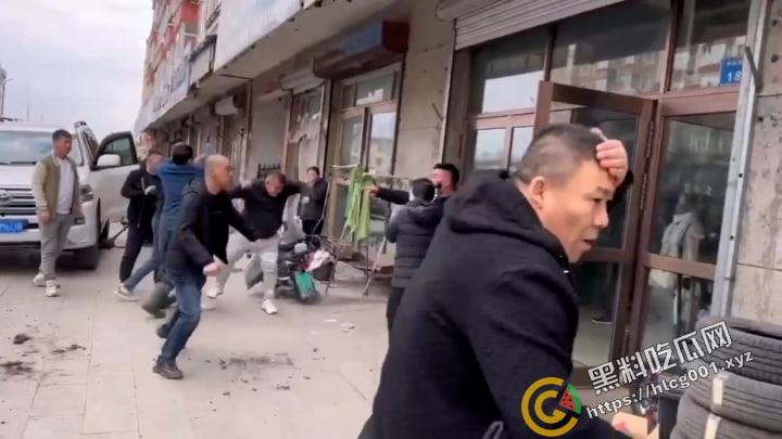 黑龙江 省绥化市发生街头群殴事件，具体原因不明，与蹲着地上工作的修车师傅很淡定是同件事哦-2