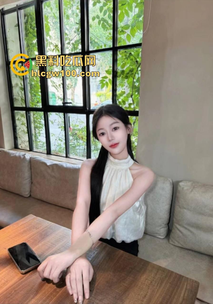 富哥希尔顿酒店大战三骚货 一个鸡巴三张嘴抢着舔 抢不到的母狗直接趴地舔脚 服务拉满谁看了不酸？-5