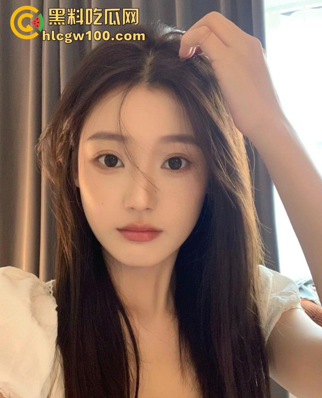 富哥希尔顿酒店大战三骚货 一个鸡巴三张嘴抢着舔 抢不到的母狗直接趴地舔脚 服务拉满谁看了不酸？-7