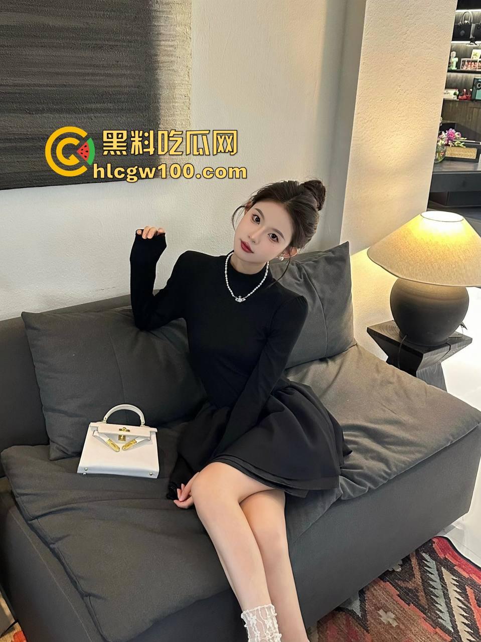 富哥希尔顿酒店大战三骚货 一个鸡巴三张嘴抢着舔 抢不到的母狗直接趴地舔脚 服务拉满谁看了不酸？-11