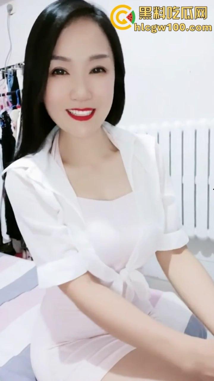 抖音3.6w粉丝单亲妈妈【林三妹】为了赚钱养孩子 直播自慰开双洞 极限抠逼求金主垂怜！-5