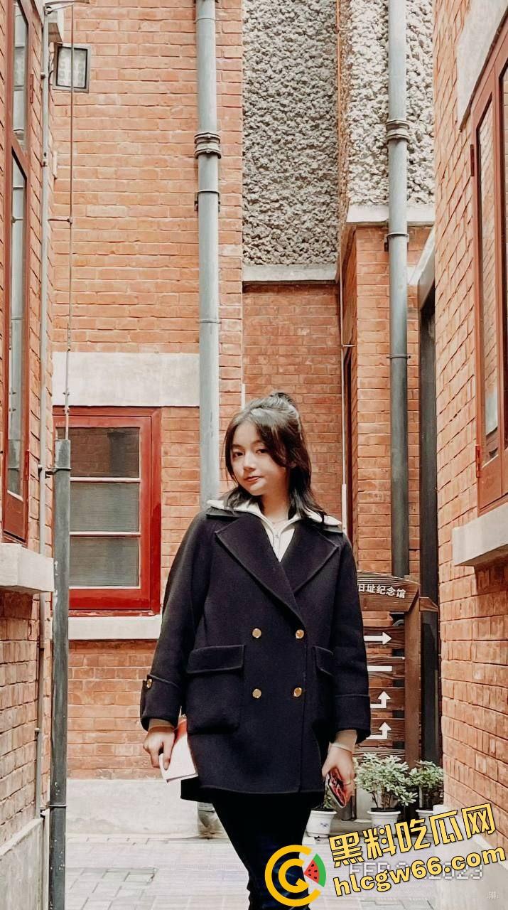 赣州【赵茜茜】被男友后入爆操，镜子前掰腿挺奶自拍骚态百出，Q弹奶浓密逼毛分手被曝光！-1