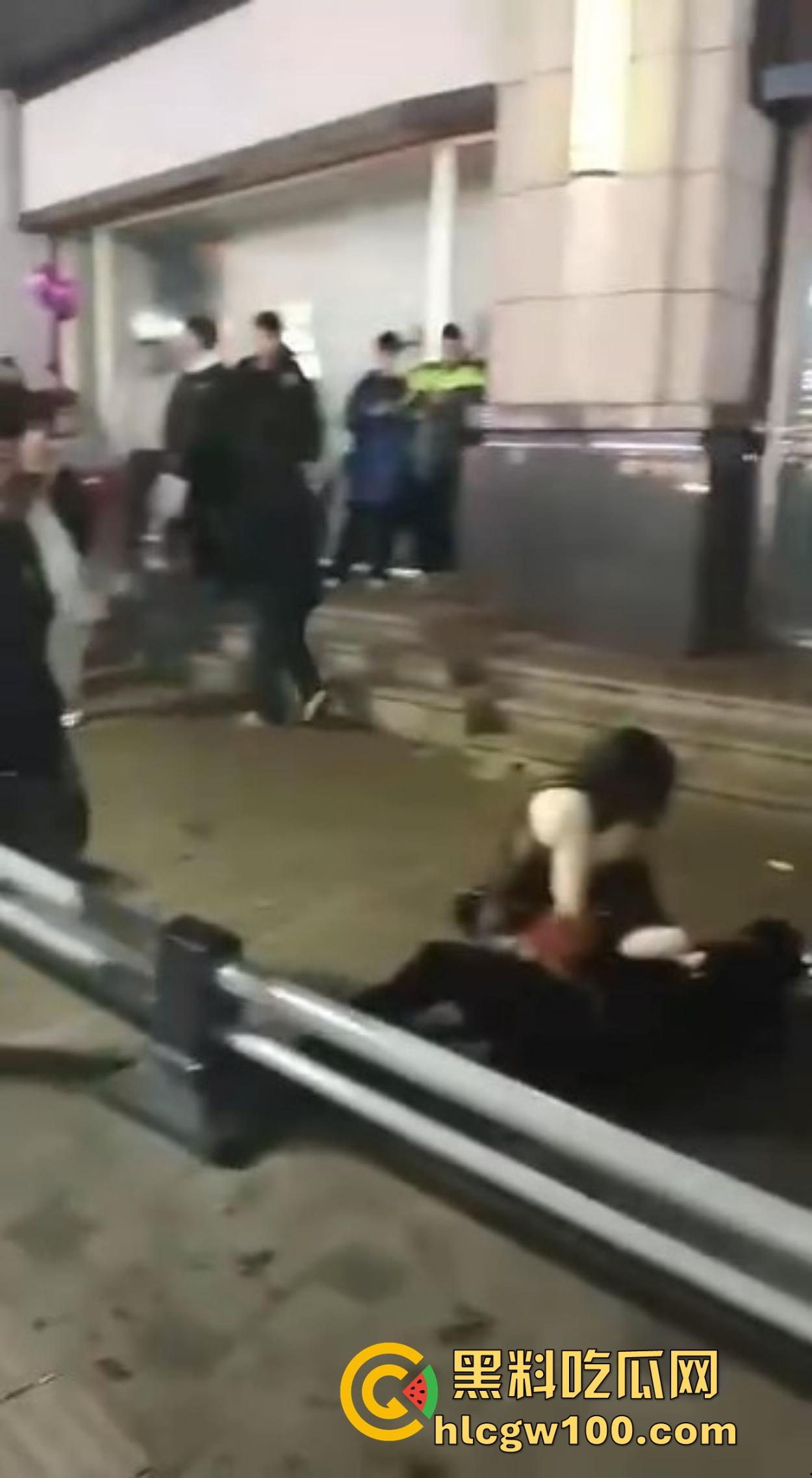 渭南吾悦广场上演新年第一刀 女子发现老公跨年聊骚 当街怒拿水果刀三刀见血 警察赶到直接按翻在地！-5