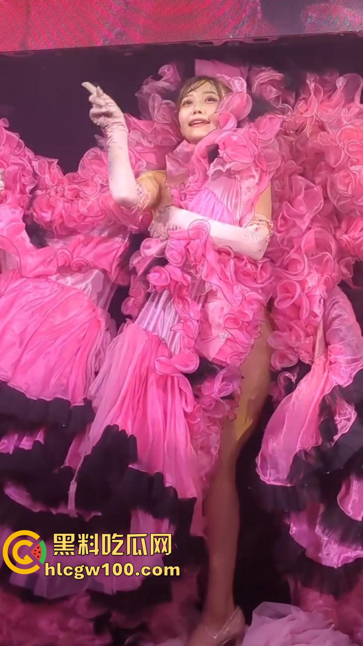 日本演唱会卷的不行，女团妹子丁字裤全裸大尺度登场，连胸贴都不戴，宅男看完直接缴械修行破防了！-9