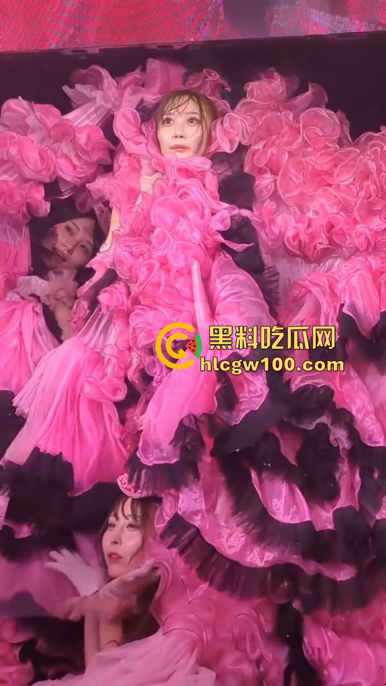 日本演唱会卷的不行，女团妹子丁字裤全裸大尺度登场，连胸贴都不戴，宅男看完直接缴械修行破防了！-10