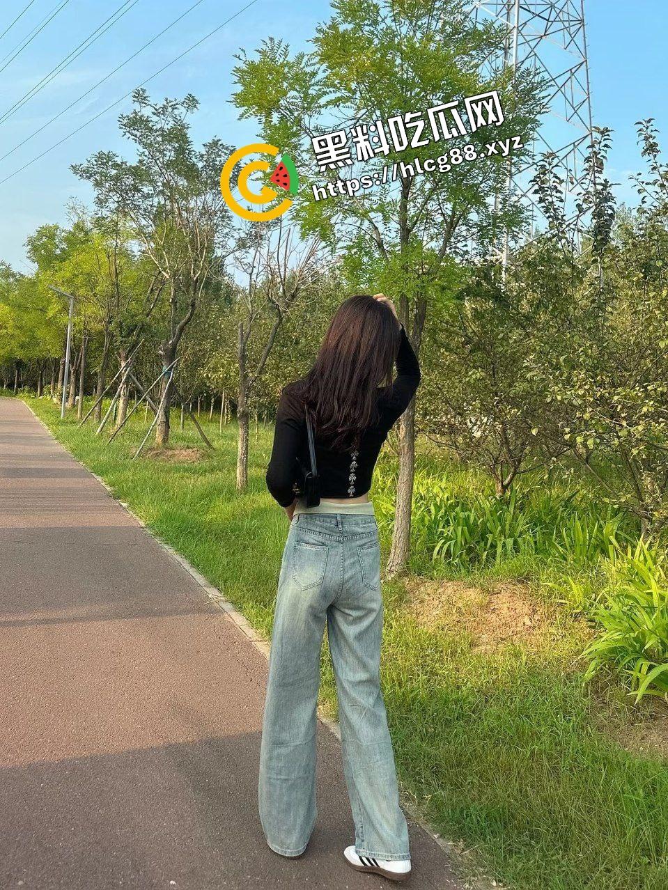 深山里的大山姑玩刺激露出！与单男爬山上树后入打野战，这是要用返祖行为繁殖后代吗？-4