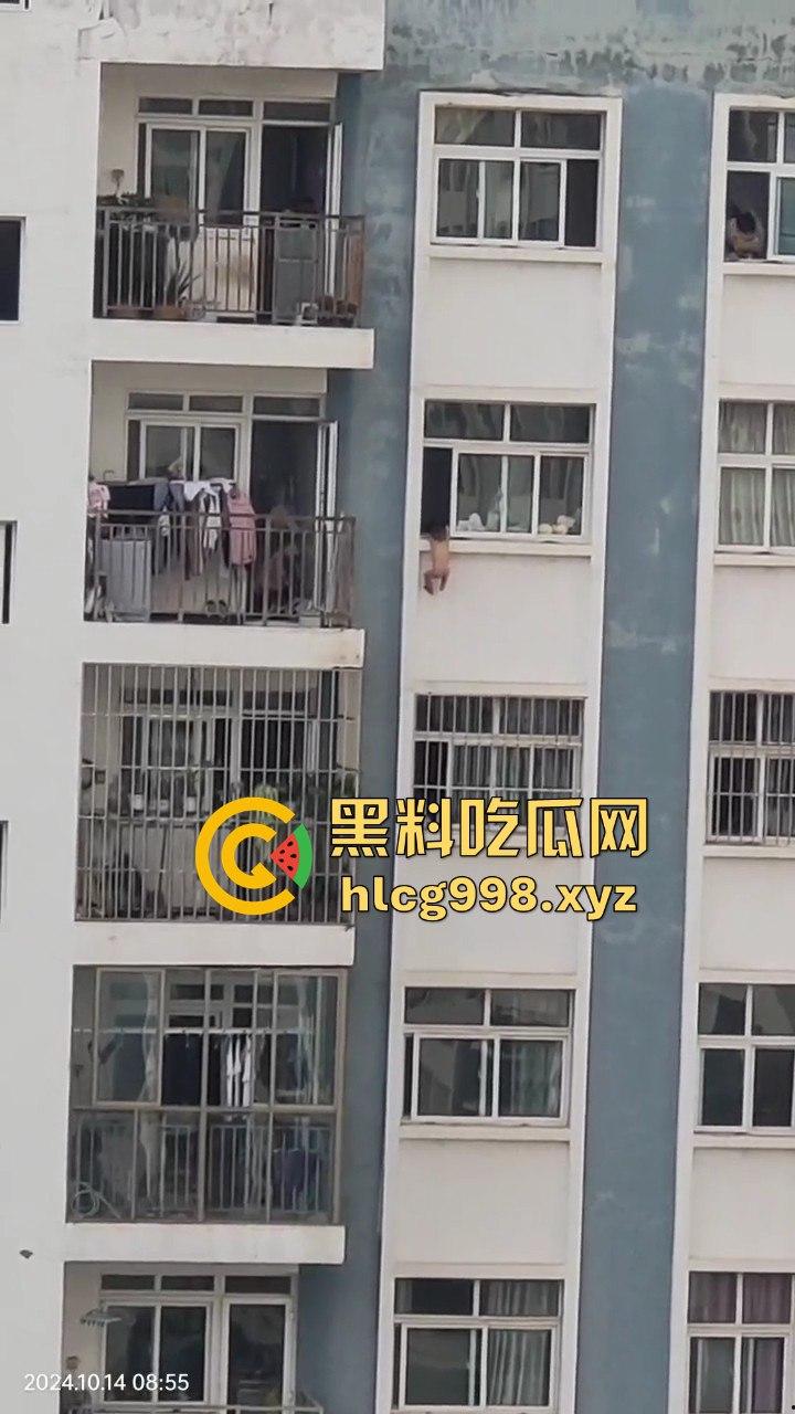 云南熊孩子坠窗命悬一线，吓得围观群众腿软，物业大哥成全场英雄！-4