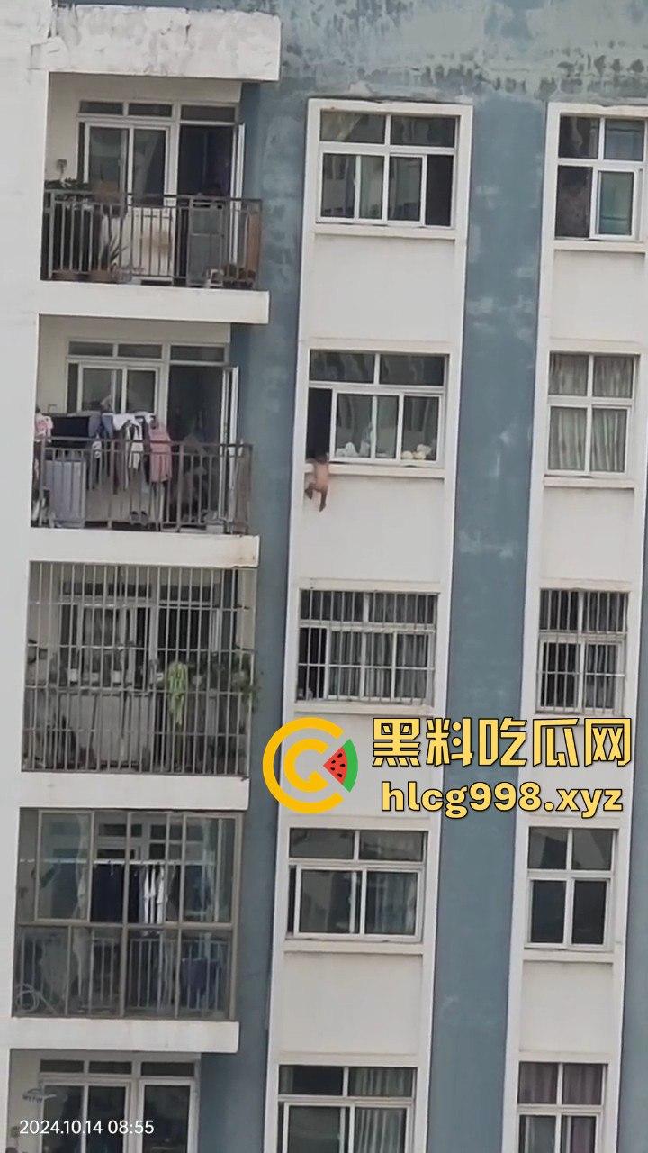 云南熊孩子坠窗命悬一线，吓得围观群众腿软，物业大哥成全场英雄！-11