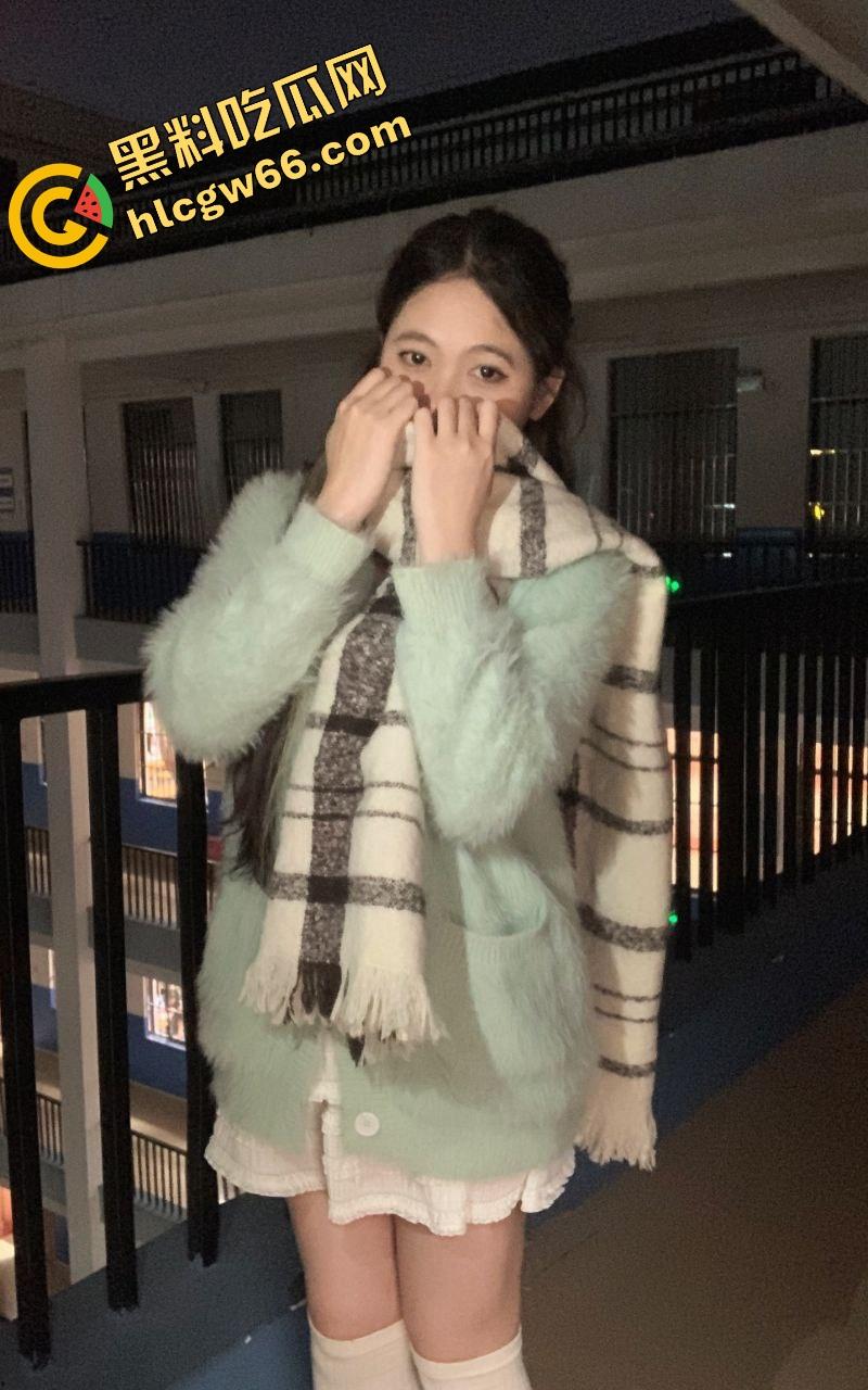 南方学院大三骚御姐【宁宁】外表清冷床上是欠干母狗，被男友后入插到发浪尖叫，粉嫩穴穴连喷三次！-3