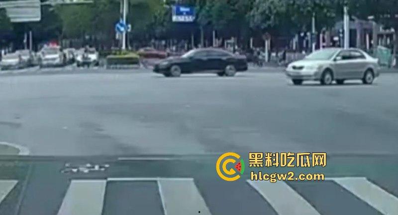 想死拉个垫背的？ 广东佛山禅城一男子驾车无视红灯撞死路人 现场碾人视频流出-7