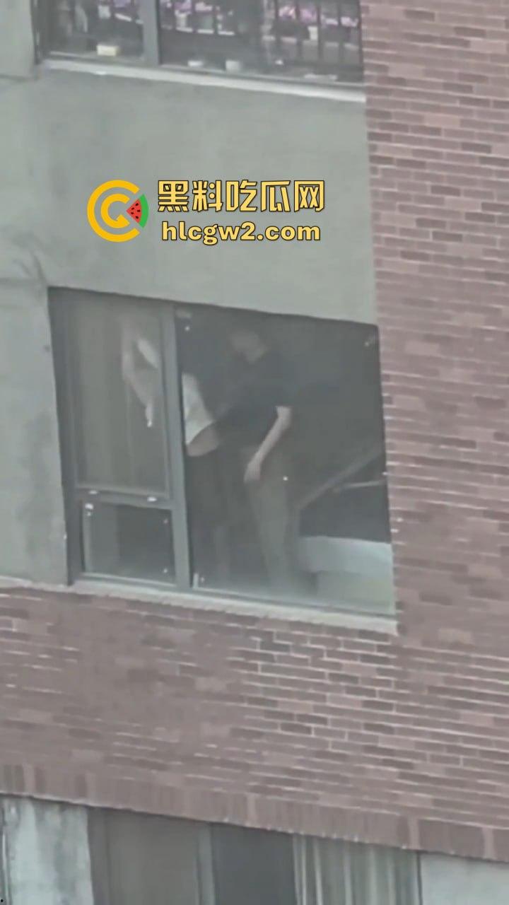 隔壁楼男子窗户边吊打女子调教 小皮鞭啪啪作响还疯狂RUA胸  奶子都反光了这拍视频的哥们真是个神！-2