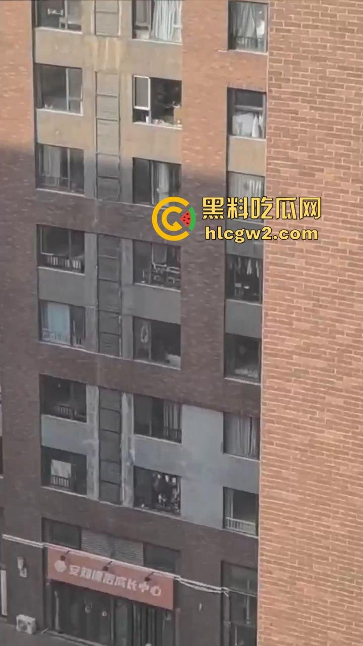 隔壁楼男子窗户边吊打女子调教 小皮鞭啪啪作响还疯狂RUA胸  奶子都反光了这拍视频的哥们真是个神！-5