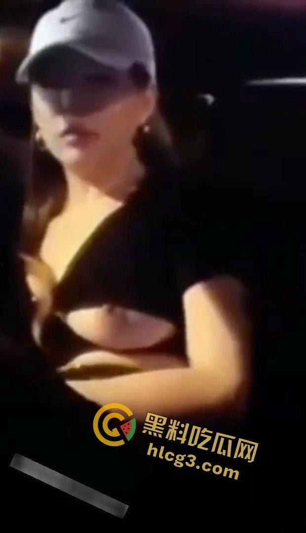 出租车后座福利大赏！情人节去酒店路上，司机淡定接客，吃鸡抠逼漏奶的刺激画面让人目瞪口呆！-10