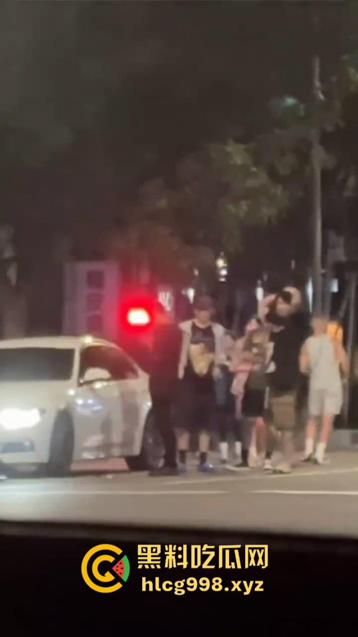 弯弯疯子哥理发店撒泼耍浑还扬言砍人 警察一来装娘炮 咋还有两副面孔呢？-3