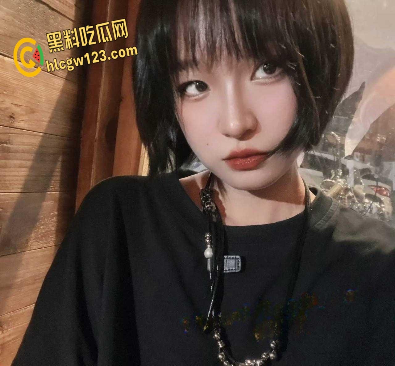 武汉政法大学学生妹【周芸芸】，大学期间与视频被男友出卖，酒店开房破处叫声真大 ！-1