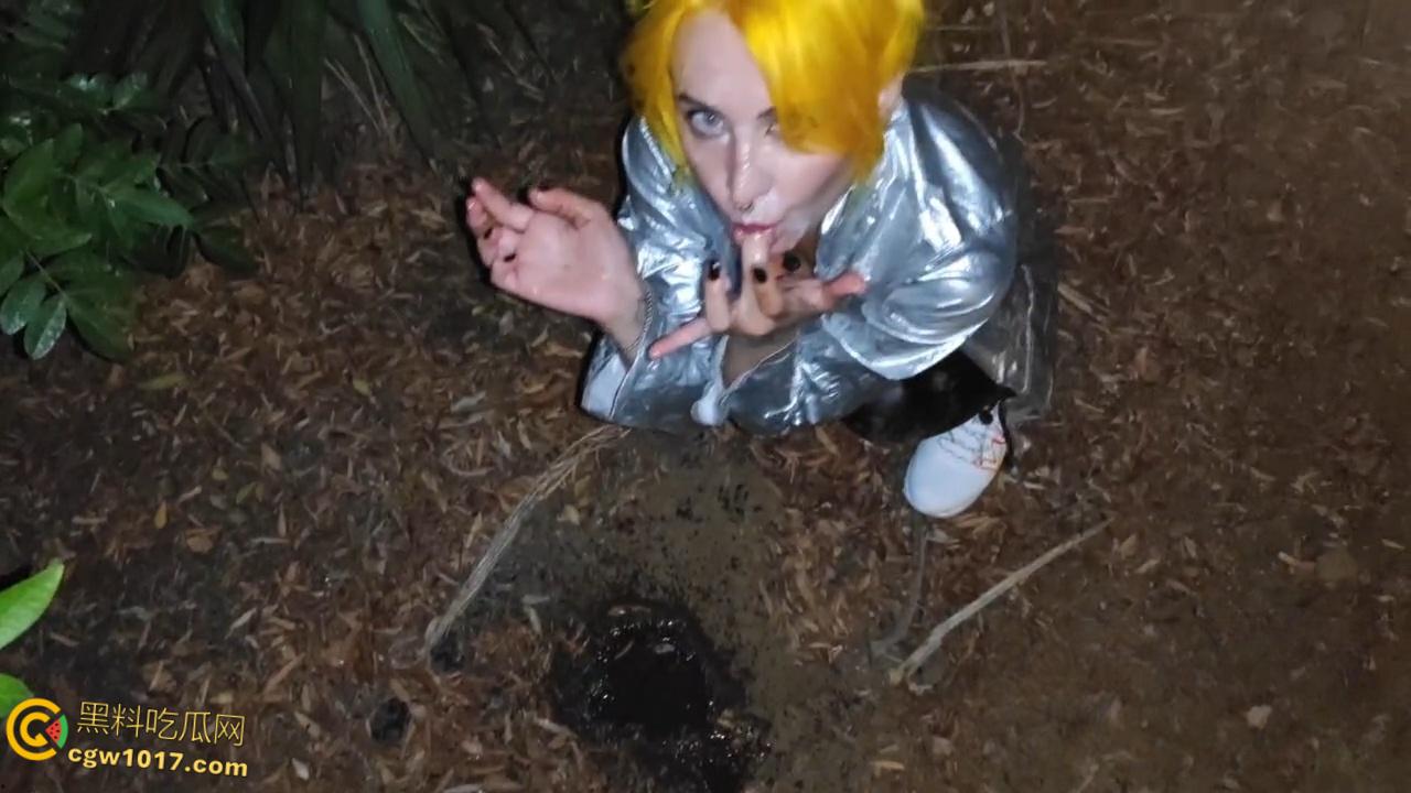 重口预警！欧美黄发妹子【ForestWhore】调教视频泄密，户外吃垃圾舔食地上瓜子壳，还拿泥巴涂逼逼！-7