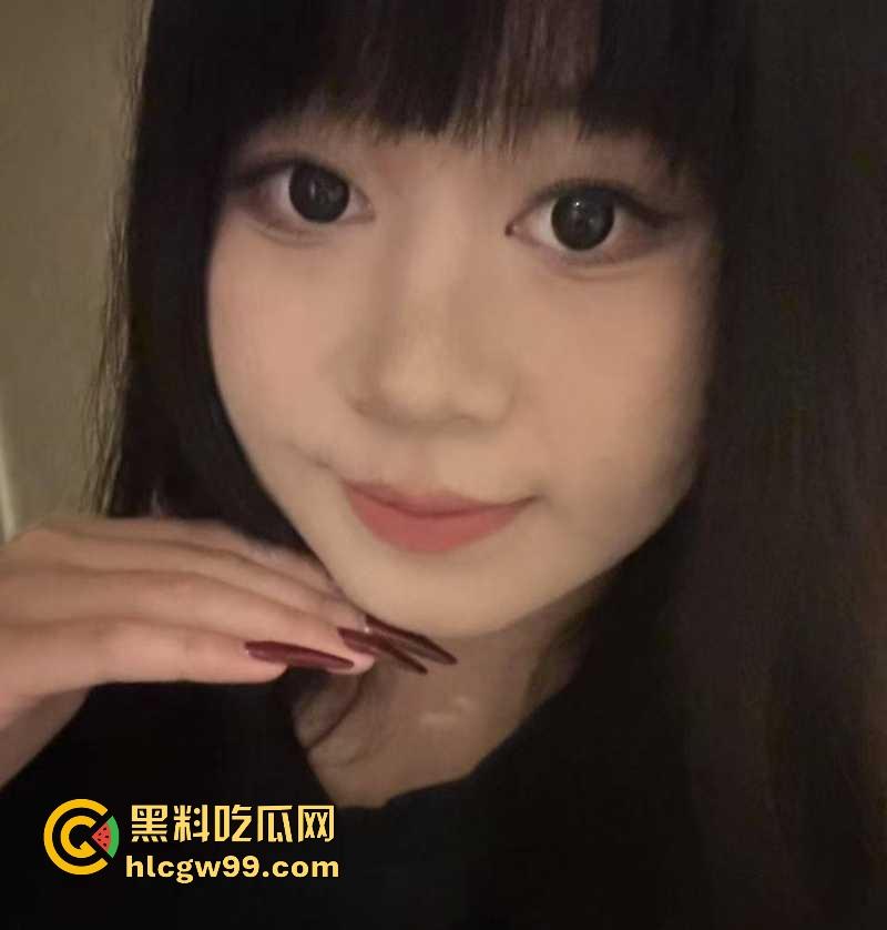 辽宁工商学院极品大三学姐【吴诗芸】给炮友拍裸照被玩腻后曝光，现实中很甜在床很骚。很有撸点！-3