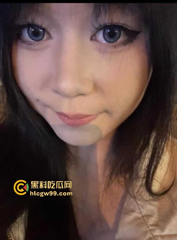 辽宁工商学院极品大三学姐【吴诗芸】给炮友拍裸照被玩腻后曝光，现实中很甜在床很骚。很有撸点！-4