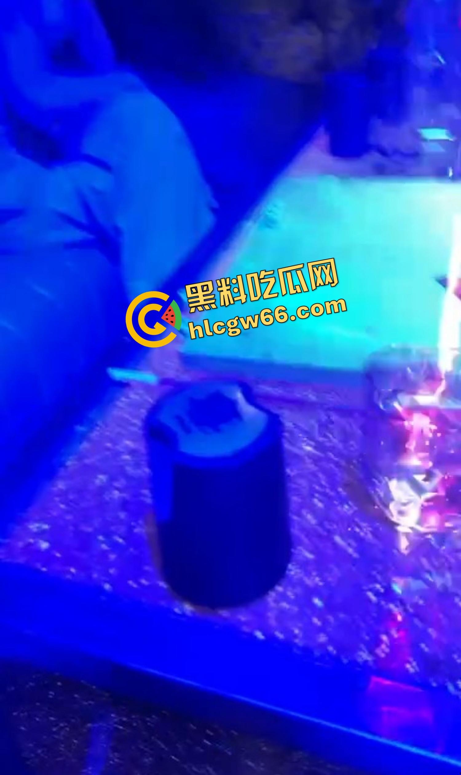 东南亚KTV真实疯批现场，乌烟瘴气全场开K，女的脱光裸舞，男的边吸边操，电影诚不欺我！-8