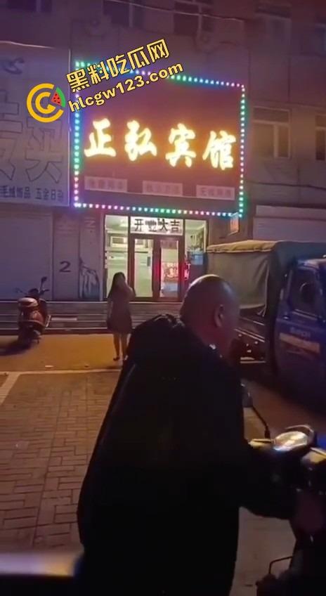 辽宁软饭男真实上演软饭硬吃，足浴店下班接人，老婆被操到下面疼，他还劝她继续干一年！-3